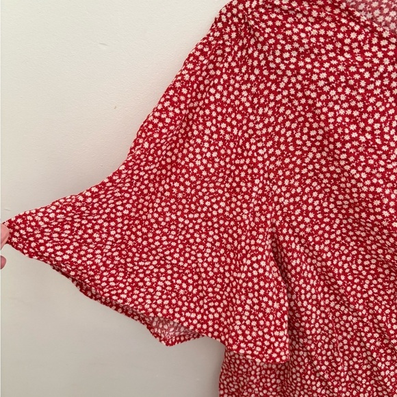 H&M floral Red and White Tie Front Short Sleeve Blouse size 10 - Picture 2 of 9